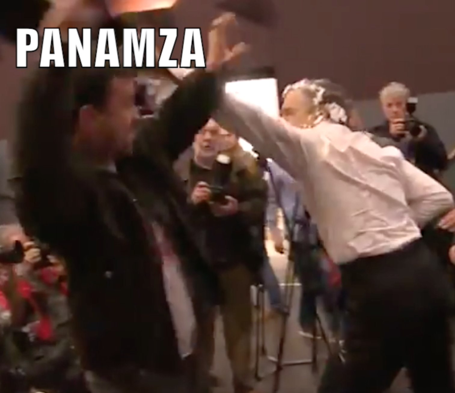 Entarté, BHL devient violent